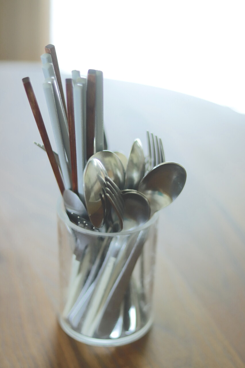 セリア・ダイソー「キッチンにちょうどいい」「形がすっきりで好き」カトラリー収納アイデア4選たまひよ