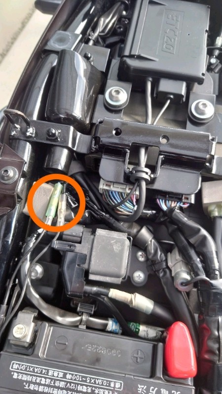 Kaedear カエディアバイク用品沢山の方からご要望頂いていた、スマホホルダーの日除けの設計が出来上がりました！ マンウント改キット無しでも 取り付けられ、持ち上げがスマートに行えてスマホの付け外しが簡単にできる構造にしました✨Instagram