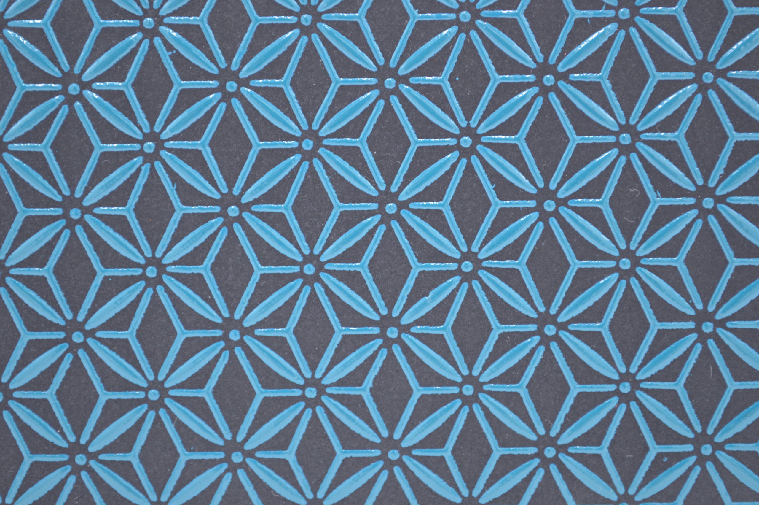 きものの文様 青海波 せいがいは名前の由来は雅楽の装束。水面の波頭を表現した文様