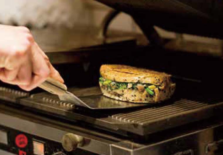 アンティコカフェのスピナッチ風サンドイッチさいとう食堂