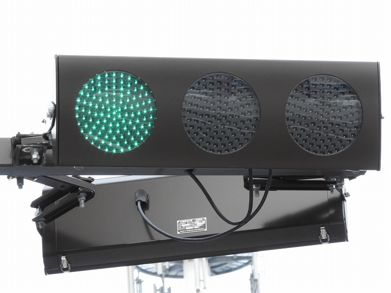 国内初設置から90年「信号機」どう進化？ 新型信号機はなぜ薄型ボディを採用したのかくるまのニュース