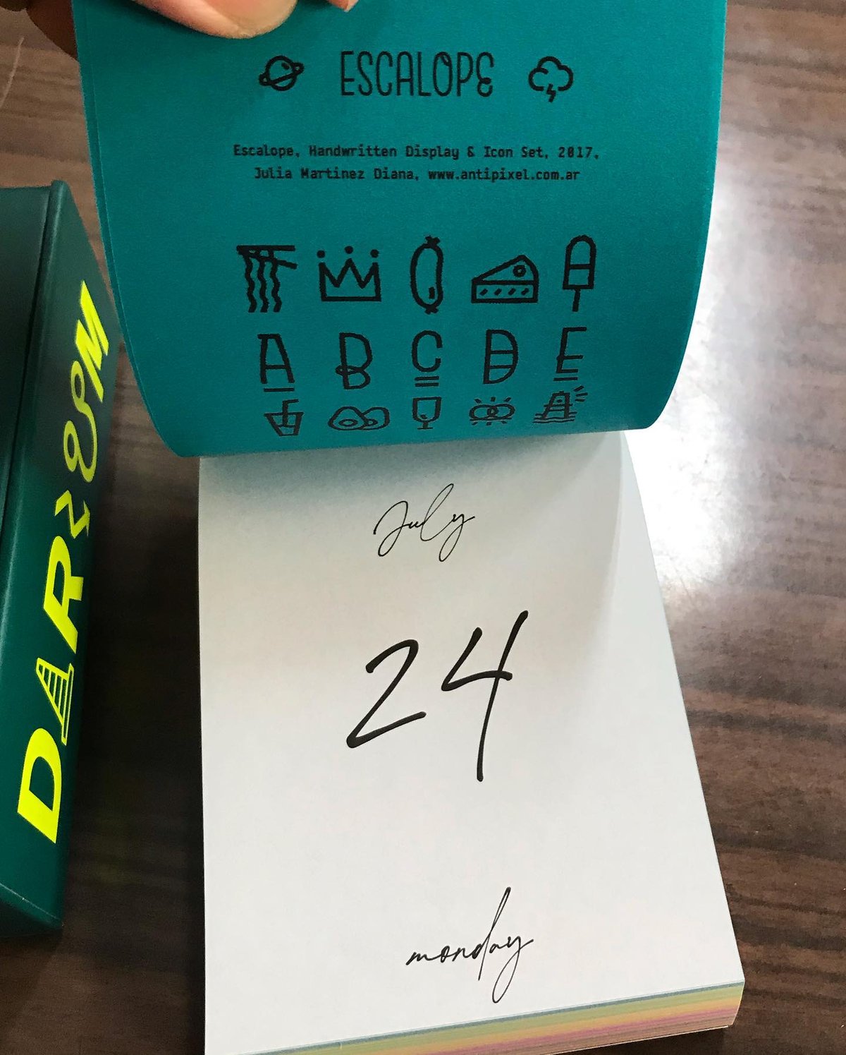 楽天市場 Typodarium 2026 タイポダリウム 日めくりカレンダー フォント font ドイツ 卓上 壁掛け 2026年1月始まり :PLAY DESIGN PLAY