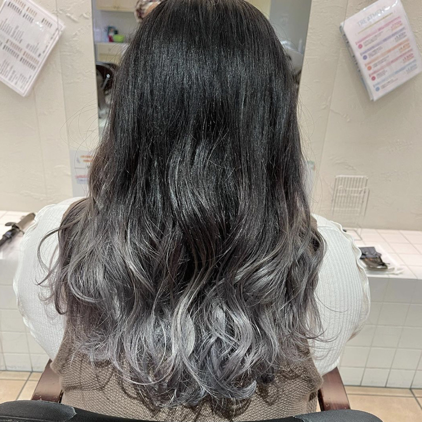 ブルーのグラデーション🫐 ブリーチ伸びちゃったらリタッチしないでグラデーションにしちゃえば髪にもお財布にも優しい外国人風カラーバレイヤージュシャドールーツブリーチカラー青森県美容室五所川原市美容室五所川原美容室五所川原ネストnest