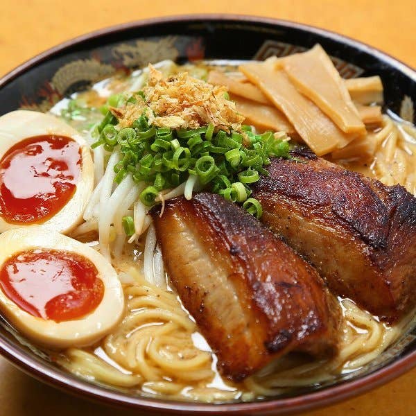 天文館で『おすすめラーメンTOP3』聞いてみた！, 👑3位👑, くろいわラーメン, 📍鹿児島市東千石町9-9,