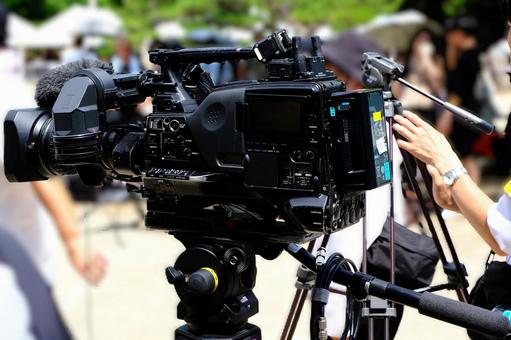 分離されたカメラでの作業のテレビ カメラマンの画像の写真素材・画像素材 Image 8029939