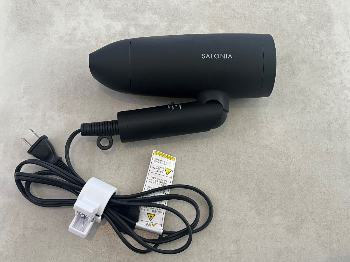 コードを邪魔しないドライヤー収納。100均で失敗しアイデアで挽回する - 北欧ミッドセンチュリーの家づくり