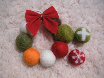 羊毛フェルトでフェルトボールの作り方 - YouTube