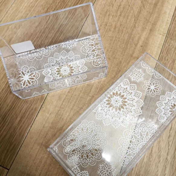 ♡ セリア クリアピクチャーケース カトラリー ホワイトレース レース柄が可愛い収納ケースです💕 我が家では カトラリーケースとして使います🤗どの100均にも販売されていて 人気のロングセラー商品ですよ🤗 耐熱：70℃ 耐冷：-20℃ 原材料：ポリスチレン 安心の日本