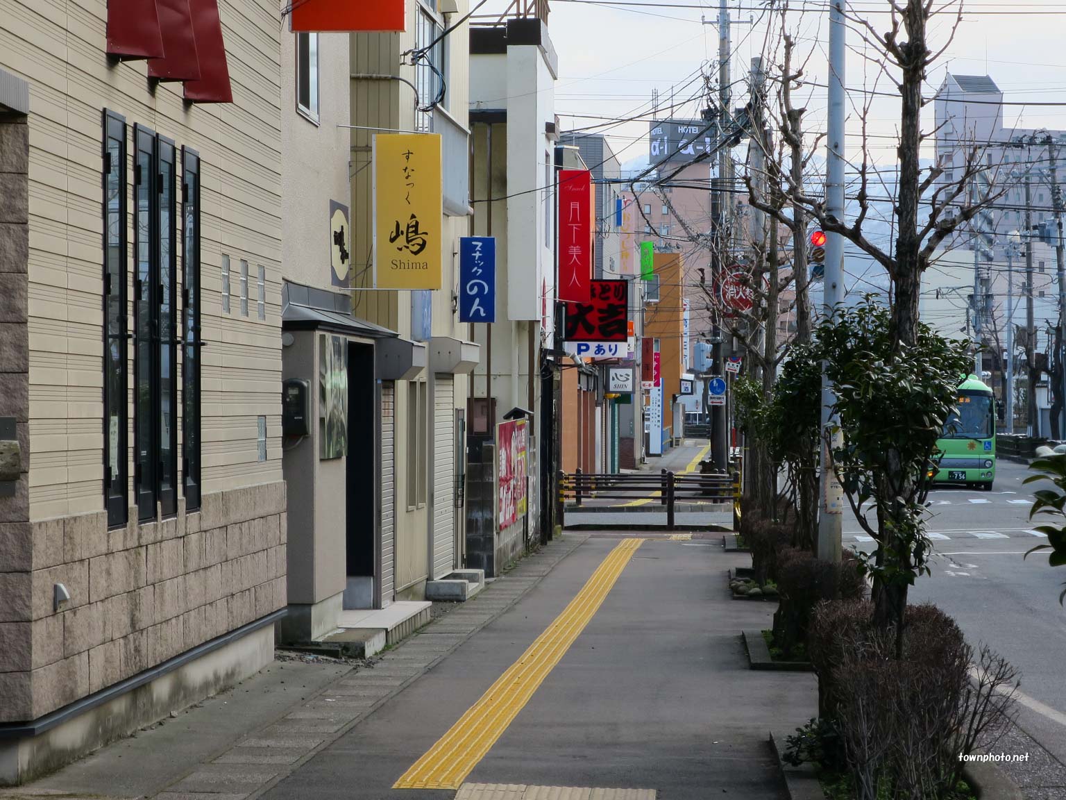 柏崎市ラーメン図鑑 | 昇龍軒:五目焼きそば 飲み屋のはずなのに、普通にご飯食べに行っちゃったよね。青菜炒めと鶏肉とピーナッツのやつも食べてしまって、飲みたい！となってしまった。脱線しすぎたけど、ちゃんと五目焼きそばも美味しかったヨ🤣 