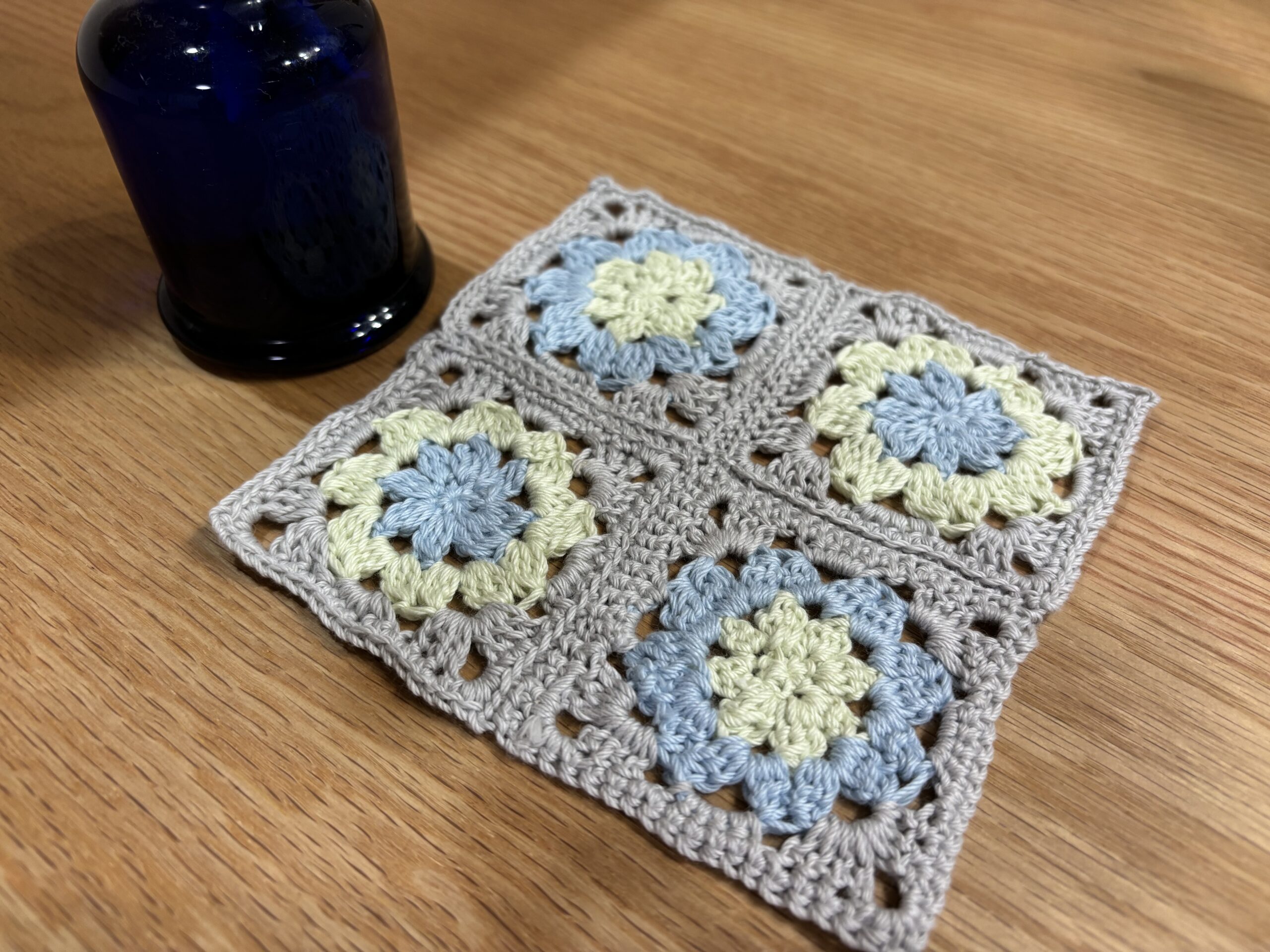 nora-st1149-c 花瓶に活けられたお花たち ポップな色合いとユーモアたっぷりな柄布 生地・ファブリック生地通販なら手作り生地専門店『abeille』