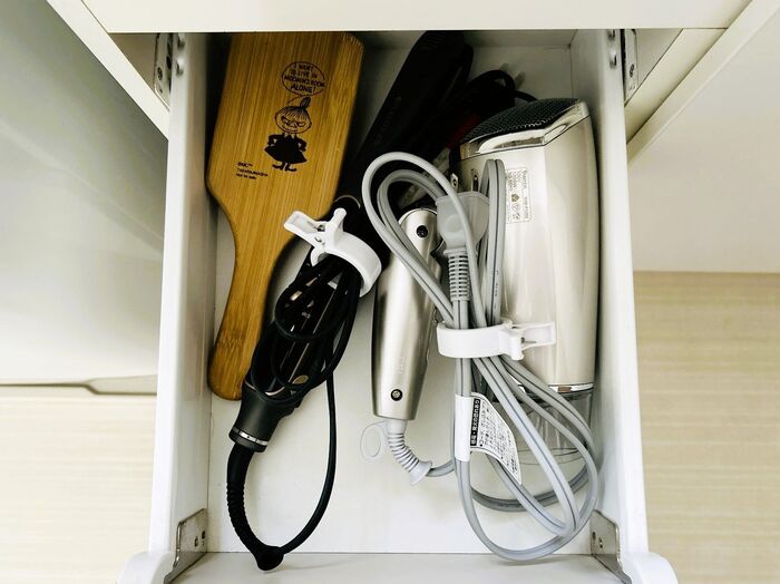ドライヤー収納、100均が解決してくれた。「もう一生コード絡む気しない」