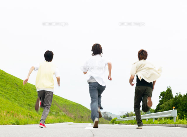 走る男女の学生 背景なし10456000042 の写真・イラスト素材アマナイメージズ
