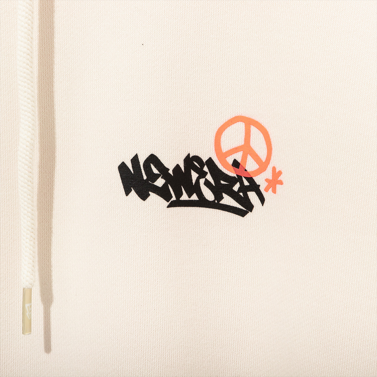 タギング調のロゴをフィーチャーしたコレクション