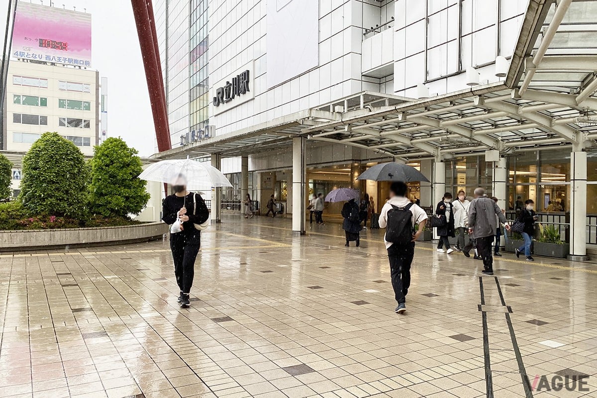 傘のマナーは大丈夫？ 持ち方や電車・バスでの雨の日のたしなみ暮らしの歳時記All About