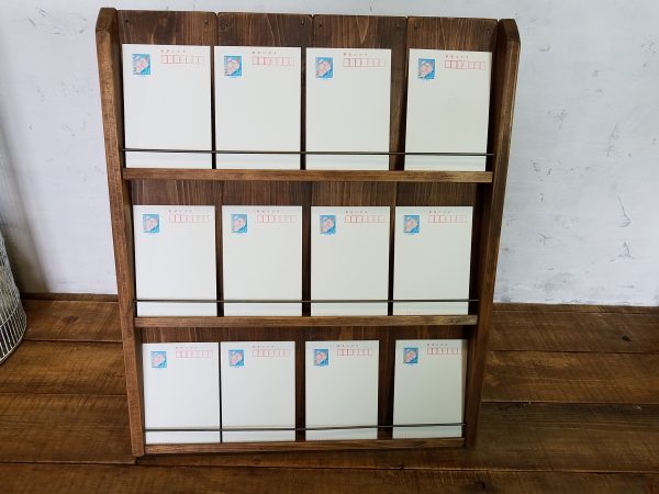 Amazon.co.jp: ディスプレイスタンド 組み立て式ハンドメイド用 飾り棚 ポストカード 什器 アクセサリー ディスプレイ ひな壇 折りたたみ傾斜 ダンボール 棚 手作り 台 収納 ブラック パーツ ネックレス チャーム 設営 イベントコンパクト木目アイボリー: ホビ