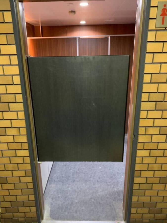 カウンタードアカウンター用の小さなスイングドア