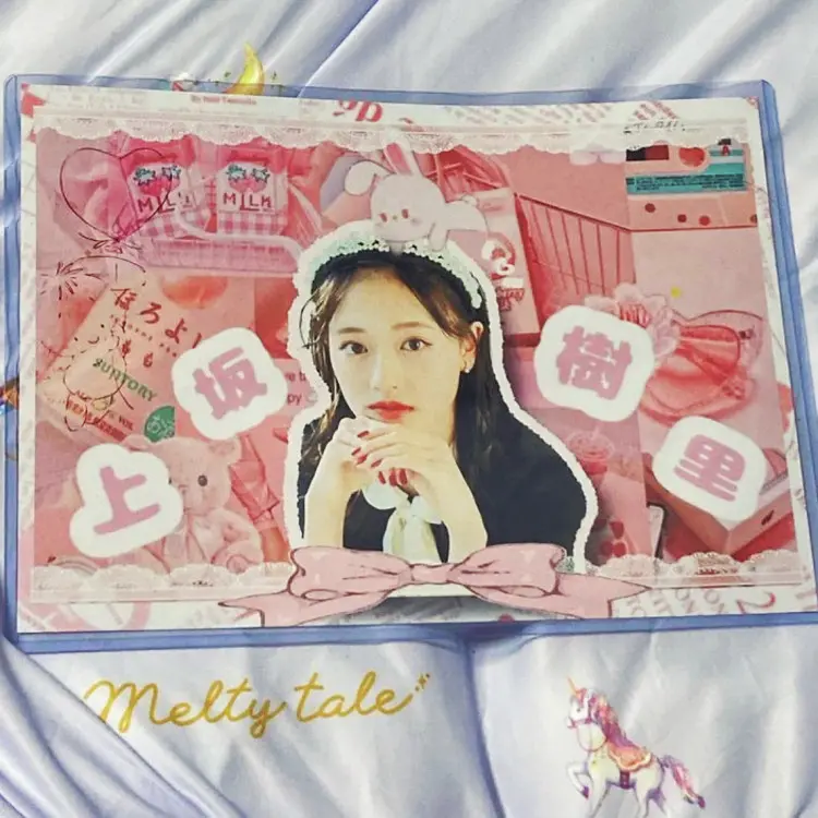 現場前の参考に！ネームボードデザイン5選今回紹介するのは、推しネームボードのデザイン5選です。自分好みや推しの雰囲気に合わせるなどアレンジ無限大なので、ライブやイベントに向けてぜひ参考にして作ってみてください💙✨photo by @__lvsujuu @_96nm.a @__ar__d