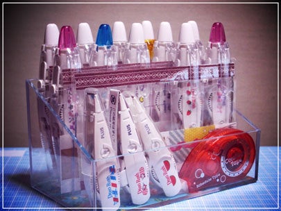 ikhankoイクハンコデコラッシュデコラッシュが増えてきてさてさて、収納どうしましょーとなりイロイロ考えて 結果こちらに落ち着きましたᐠᐢ ᵕ ᐢᐟ 縦にしまうと何の絵柄かわからないので、セリアのキレイに剥がせるタックシール こんな感じの名前の