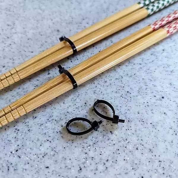 Amazon.co.jp:IPPON くねくねロック ホルダー 自由自在に 曲がる 結束バンド スマホスタンド バックハンガー ケーブル まとめるマルチバンド アイデア雑貨 便利グッズ 4本セット No.30 : 文房具・オフィス用品