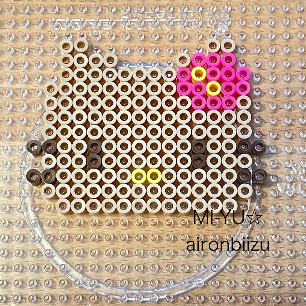 横幅16 pixelにおさまる、小さいキティちゃんのアイロンビーズ作りました！ ドット絵図案もあります🐱 Hello kitty🍎hellokittyハローキティサンリオsanrioアイロンビーズアイロンビーズ図案hamabeadshamabeadsdesignfusebeadsドット絵ドット絵図案
