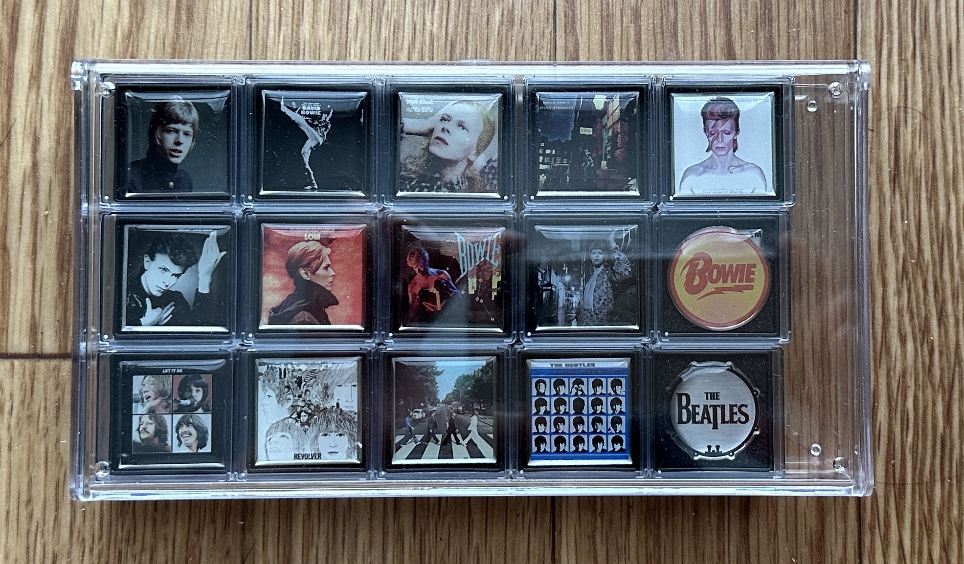 ピンバッジ8個用ディスプレイ ver.ブラック アクリル 高級感 観賞用 ディスプレイ おしゃれ ピンバッジデザイン コレクション コレクター:タク技研.com - 通販 - Yahoo!ショッピング