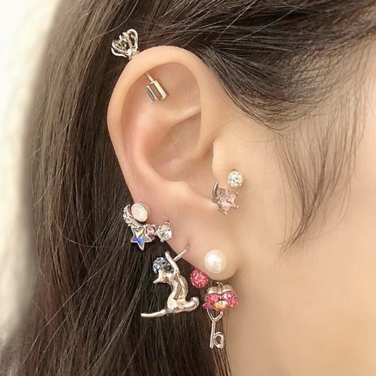 軟骨ピアスに挑戦しようか迷っている方必見👀, 「男女問わず可愛い」と今大人気の軟骨ピアス。,軟骨ピアスとは、耳の軟骨部分に開けられたピアスのことで、, 耳たぶに開ける普通のピアスとは異なり、開ける位置によって細かく名称が分かれています◡̈,① HELIX, ヘリックス, ②FORWARDHELIX, フォワードヘリックス, ③ANTENNAHELIX, アンテナヘリックス,