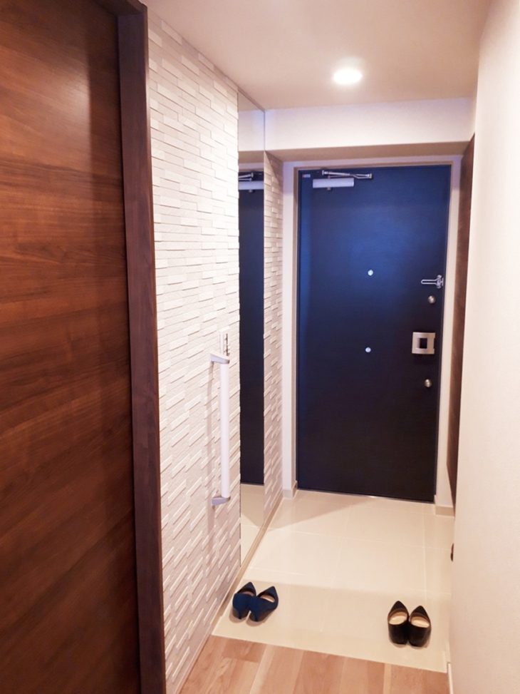 調湿・消臭機能のあるエコカラットプラスを施した上品な玄関 施工事例堺市の水廻りリフォームは「みずらぼ」