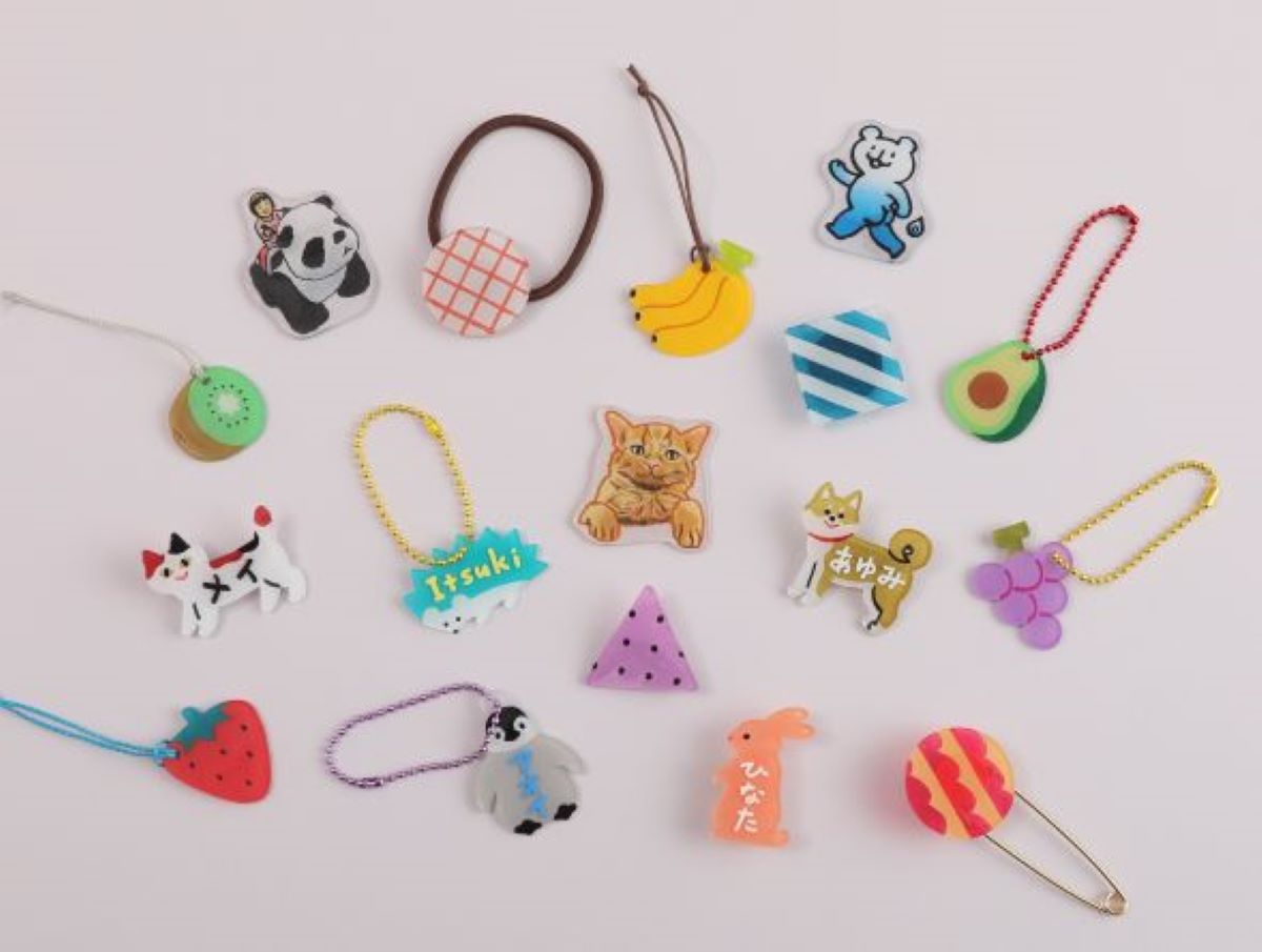 ズボラが止まらない💦 プラバン焼くのをやめて、レジンもやめてプラバンキーホルダー&チャームを作ってみた🌈 How to make aresin-free key chain. - YouTube