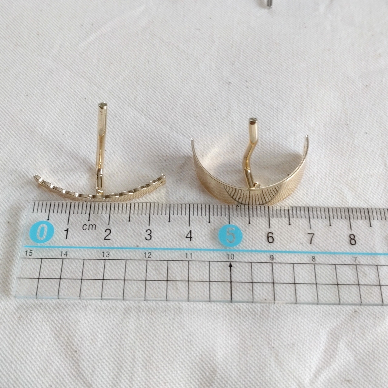 ポニーフック ヘアアクセサリー ミール皿 四角 26×26mm ゴールド 100ヶビーズクラブ ポニーフック パーツ ゴールド 3個セット 土台丸皿 台座 ヘアアクセサリー 金 丸型 丸 金具 差し込み式 - ビーズクラブ