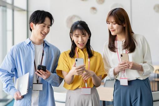 フリーイラスト：スマートホンを操作する人のイラスト 笑顔