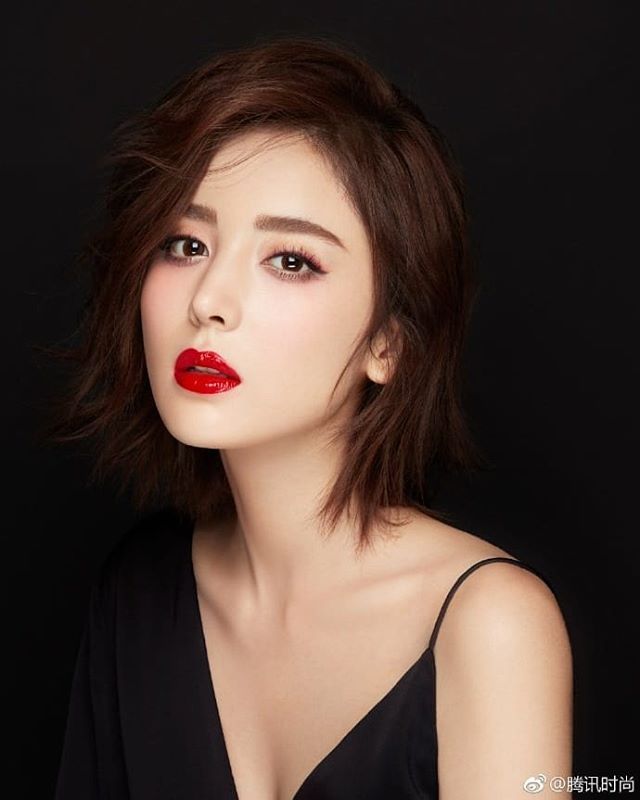 グリナザ👧鼻が美しい人は必ず四角形の形をしている鼻が目につく人はこんな感じの鼻に見える🔻 . ＜○○＞ .一方で鼻の穴と鼻翼が小さいとこう🔻 .△△. 伝わりますかね🤓 以上、美女考察でした美容整形の相談を受付中🔻 .具体的な名医のご紹介と