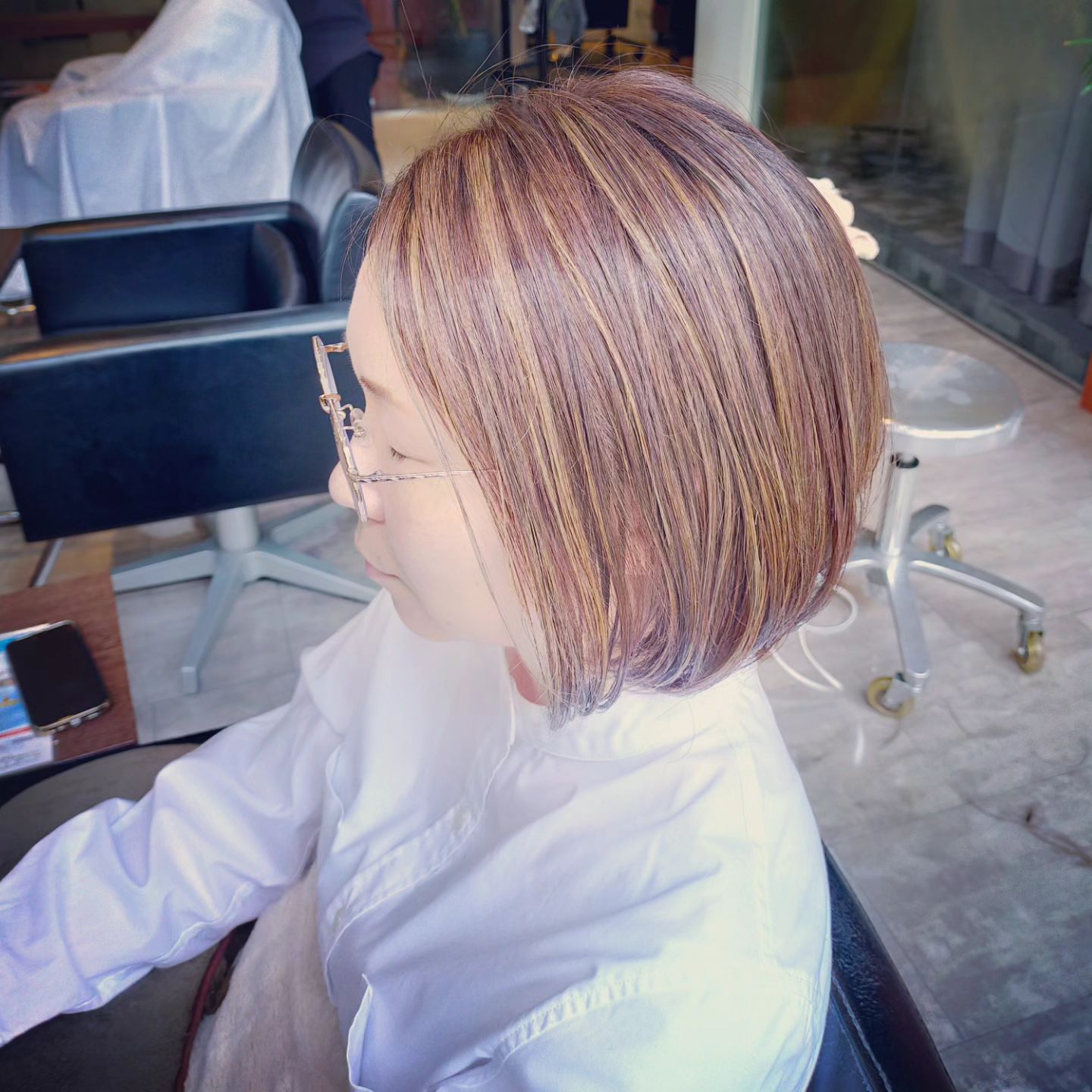 白髪が目立ちにくい！大人ハイライト細かいハイライトを入れることで伸びてきても白髪が目立たないようにできます！ ショートスタイルとの相性も◎さらにオーガニックカラーを使用することで頭皮や髪にも負担が軽減できます！ 明るい白髪染めや頭皮の負担の少ない