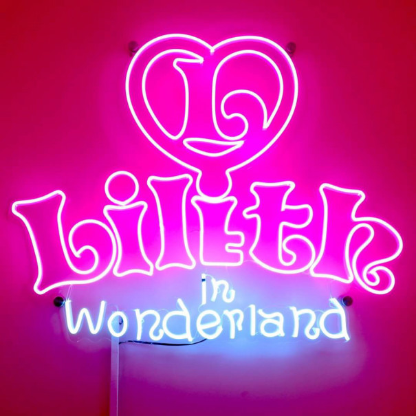 ヒロインズcafeクラシック様のロゴを制作させていただきました。 広島で展開するコンセプトカフェ、ヒロインズcafeの新店舗。本日オープンです🍸可愛らしさは残しつつ、お店のコンセプトに合わせてアンティーク、レトロな雰囲気でお作りしました。 左右にはメイドさんの