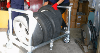 先日買ったアンティークパイプでキャスター付きのタイヤラックを作ってみました😊一見簡単そうに見えますが、四角に組み立てるってなかなかのコツがいるんですよね🤔 まだまだ作りたいモノいっぱいあるので完成したらご報告いたします🫡DIYアンティークパイプガス