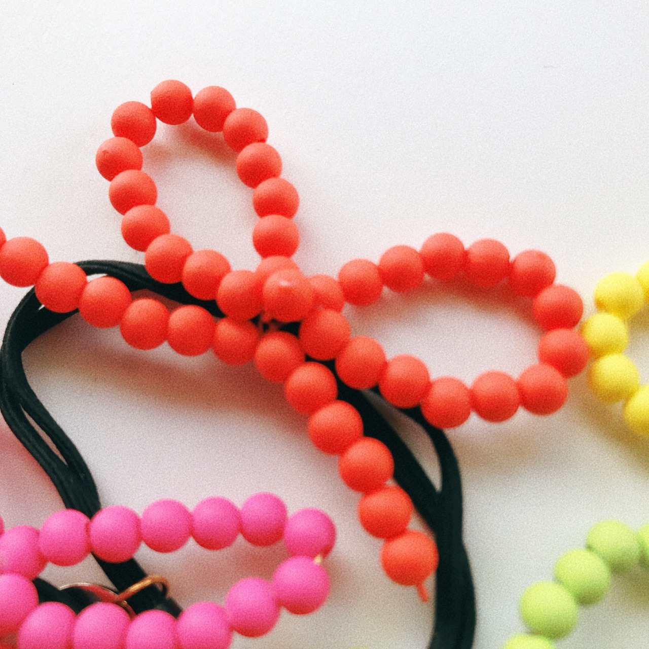 リボンモチーフのピンキーリングビーズドールHARU