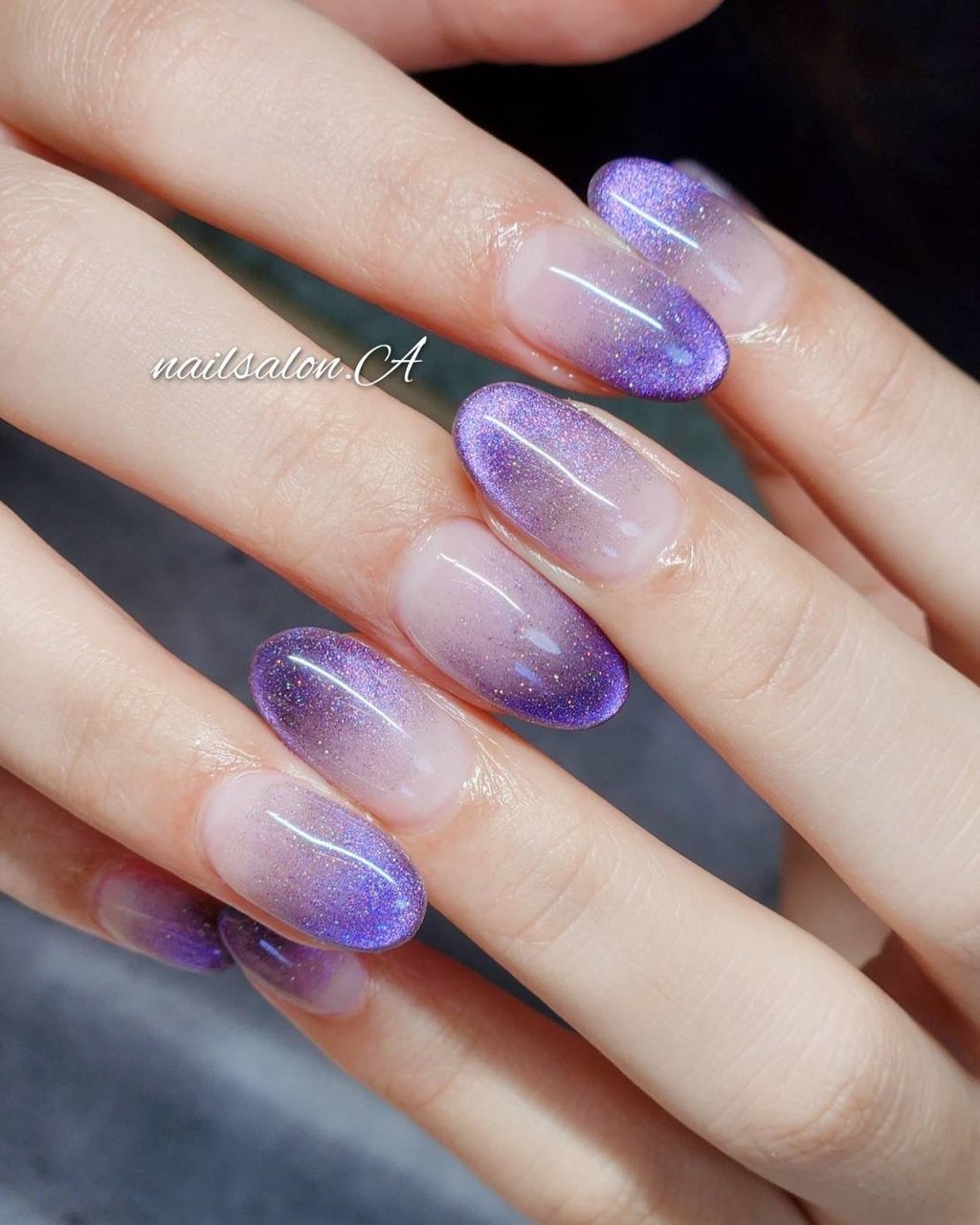 紫のグラデーションマグネットネイルで魅せる華やか指先デザイン