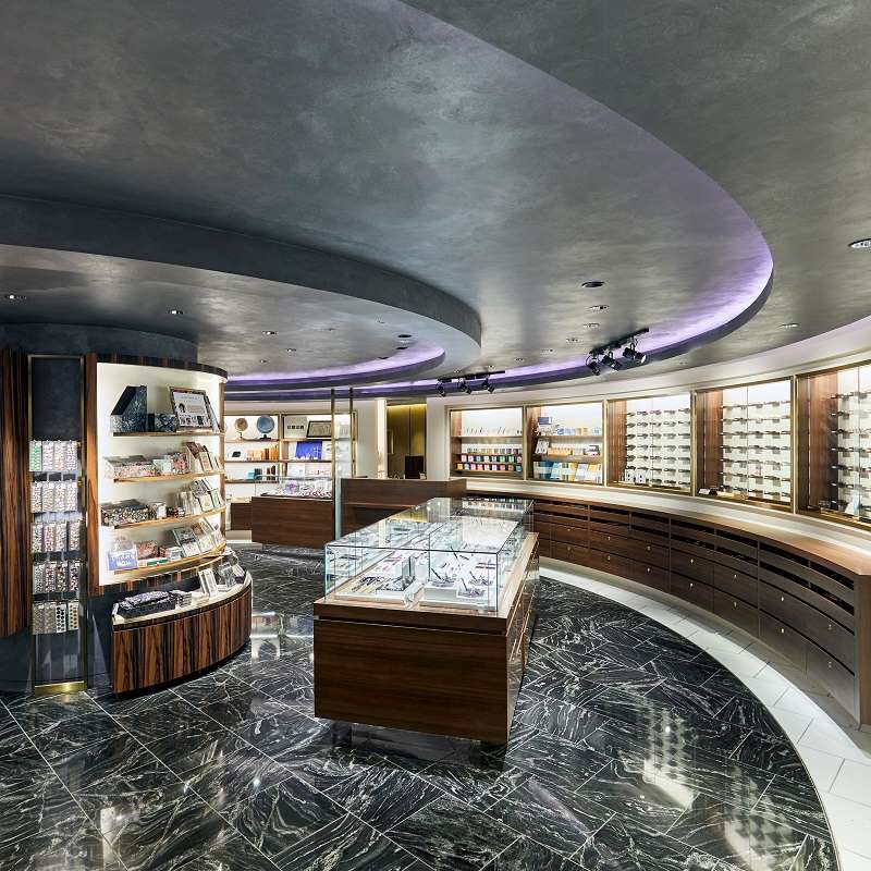 海外観光客の目を引くディスプレイ。大阪「南里文具店」おもしろ消しゴム®のイワコー公式サイト