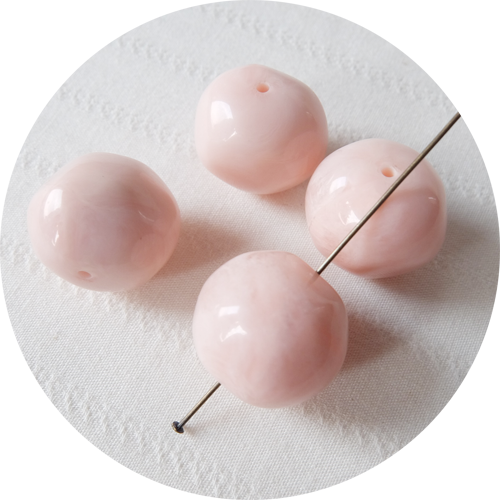 パーツクラブ仙台店をご紹介！ バラビーズ特小、丸小、丸大と主要なビーズは取り扱い。 またパッケージデザインが可愛く色に合わせて色々なビーズがセットされた ビーズのアトリエもございます。ぜひお店に立ち寄って見てください! 画像にあるウサギのストラップは、来店